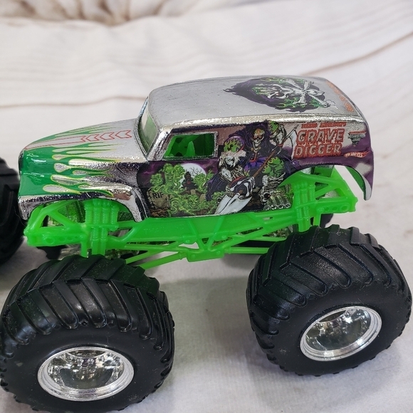 Hot Wheels Monster Jam Grave Digger 3.5 Inch Toy Trucks Diecast Black Silver - Picture 6 of 9